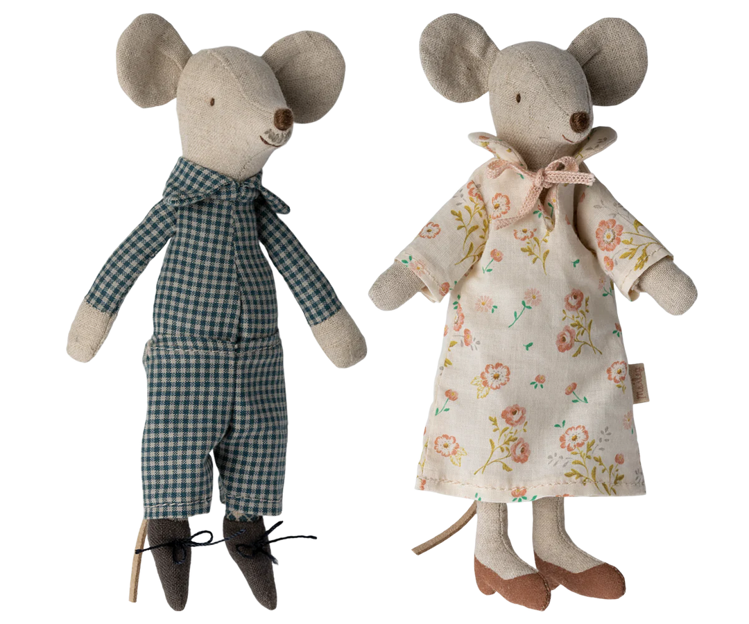 Grandma and Grandpa Mice in Cigar Box